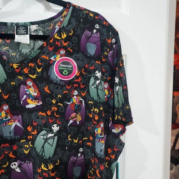 NWT Nightmare Before Christmas Alive With Love V-Neck Print Scrub Top Size 2XL - Picture 7 of 10